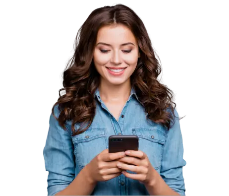 mladá žena s hnědými vlasy, která drží telefon v rukou a usmívá se